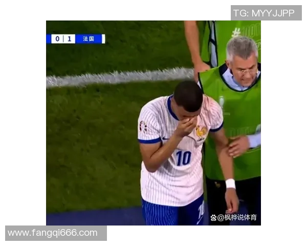 足球球星赛场遭遇意外被踢引发全场惊呼比赛气氛瞬间紧张